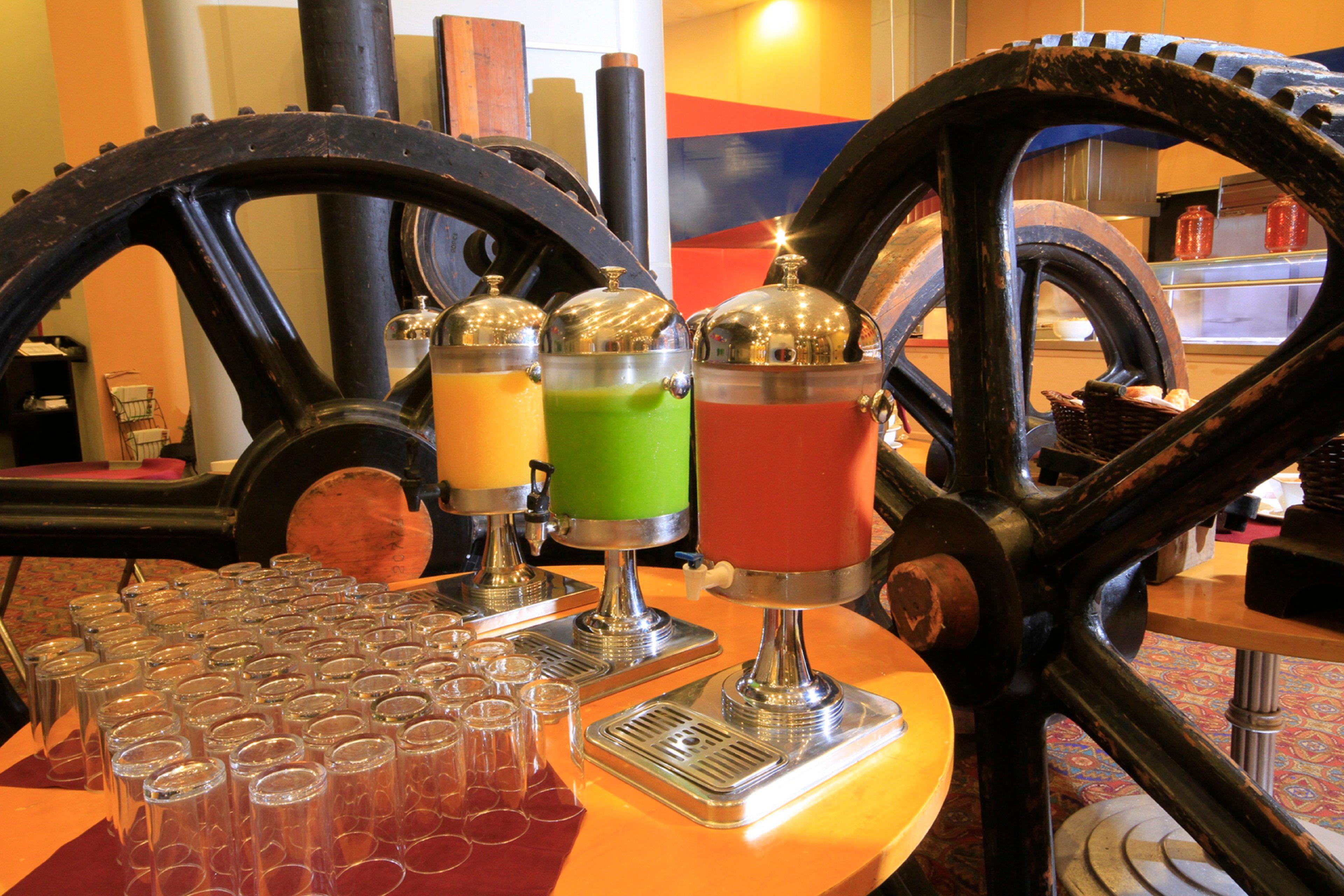 Holiday Inn Monterrey-Parque Fundidora By Ihg Exteriör bild Juice dispensers