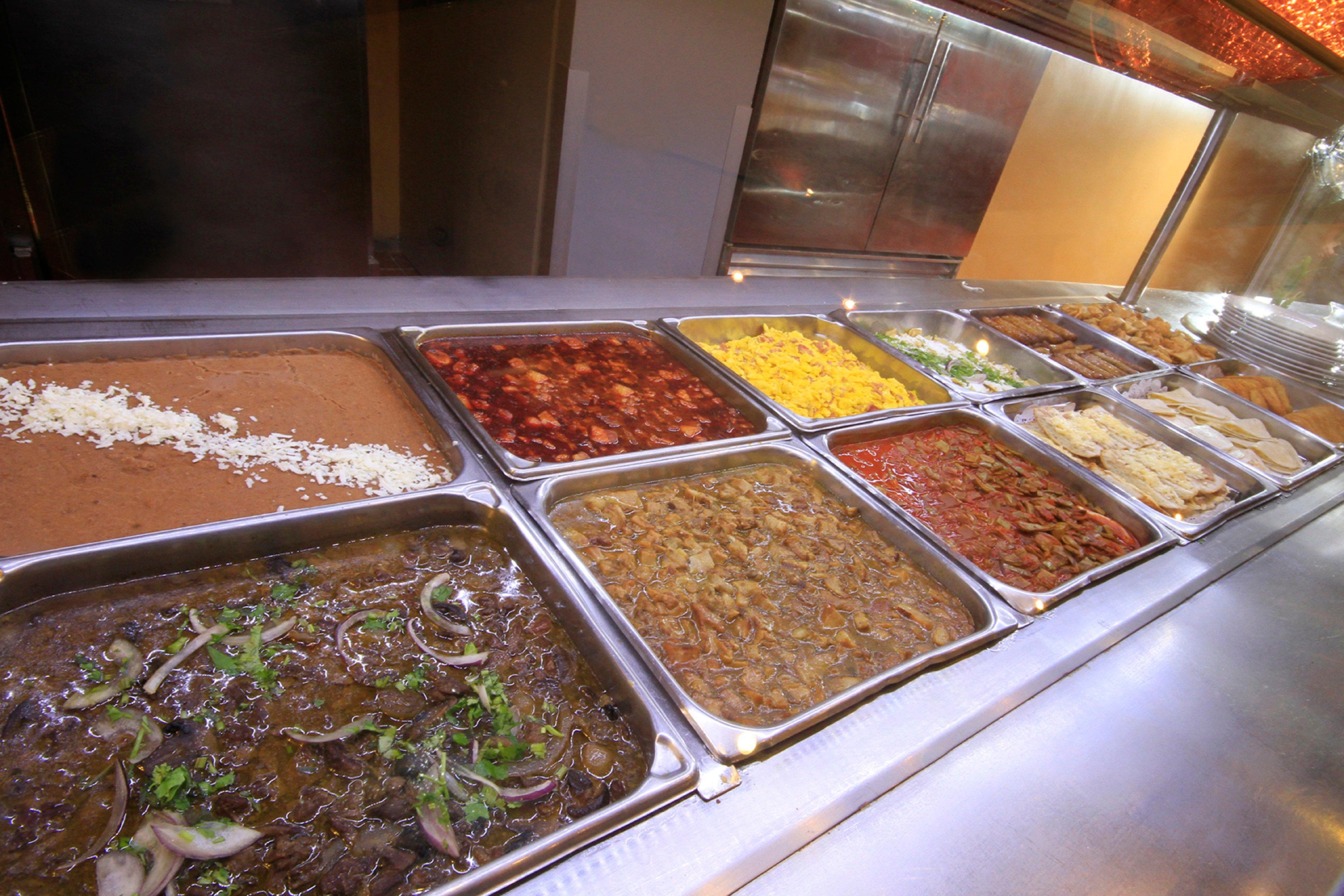 Holiday Inn Monterrey-Parque Fundidora By Ihg Exteriör bild A selection of Mexican food at a buffet