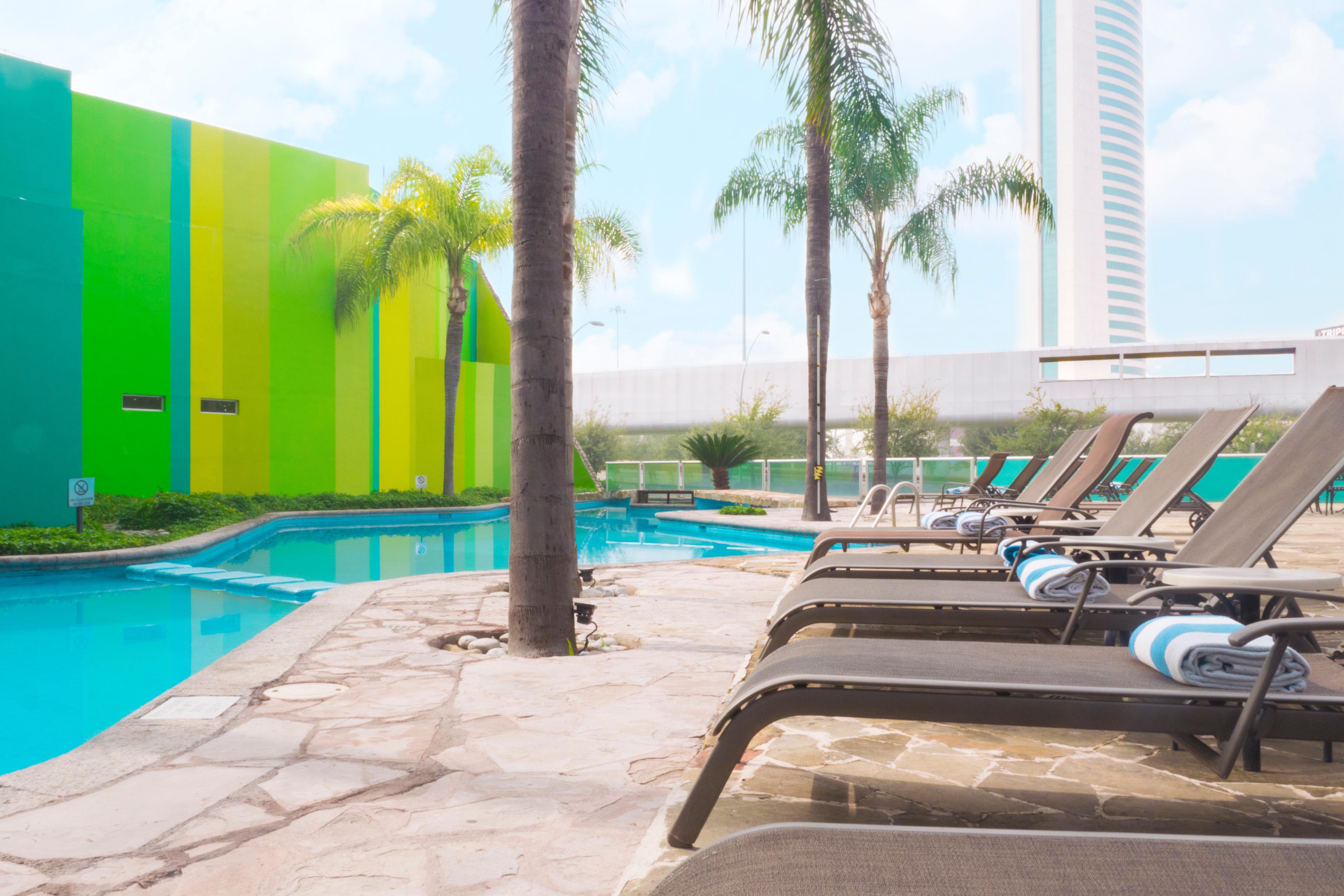 Holiday Inn Monterrey-Parque Fundidora By Ihg Exteriör bild The pool at the hotel